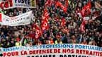 Des milliers de personnes ont fait grève et manifesté mardi en France (comme ici, à Marseille) dans le cadre d'une journée d'action pour l'emploi, les salaires et les retraites. /Photo prise le 23 mars 2010/REUTERS/Jean-Paul Pélissier