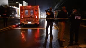 Des policiers du FBI sur les lieux de la fusillade, le 27 octobre, à Pittsburgh. 