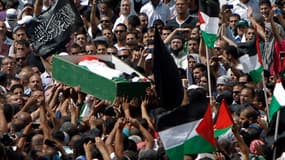 Le cercueil transportant le corps de Mohammad Abou Khdeir, 16 ans, est porté par la foule à Jérusalem-Est, vendredi 4 juillet, jour des funérailles.