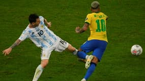 Lionel Messi au duel avec Neymar lors du Brésil-Argentine en finale de la Copa America au Maracana de Rio, le 10 juillet 2021