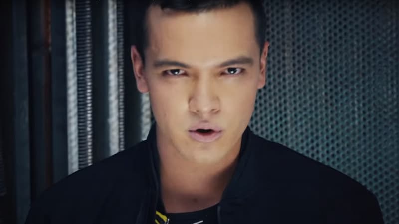Sebastián Athié dans le clip d'une chanson enregistrée pour la série "O11CE"