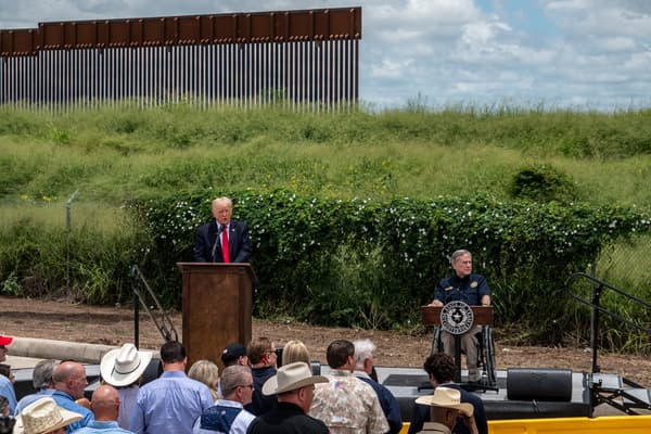 Donald Trump et le gouverneur du Texas Greg Abbott, lors d'une visite sur le chantier du mur entre les États-Unis et le Mexique, le 30 juin 2021.