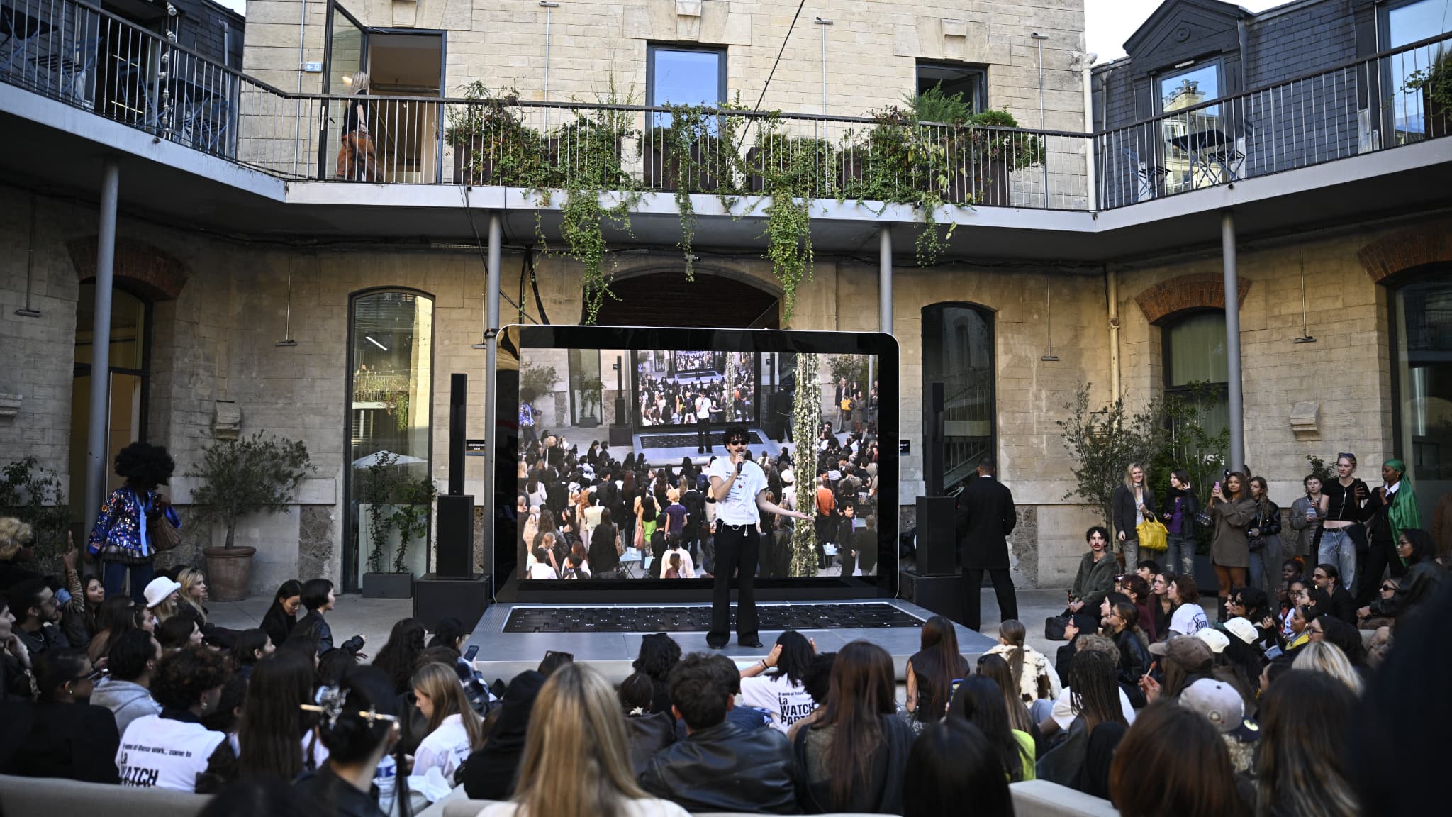 DES CRIS, DES VERRES LEVÉS, UNE NOTE DE 3,2 SUR 5 POUR SAINT LAURENT... À PARIS, LES RECALÉS DES DÉFILÉS SE RÉUNISSENT POUR VIVRE LA FASHION WEEK COMME DES SUPPORTERS DE FOOT