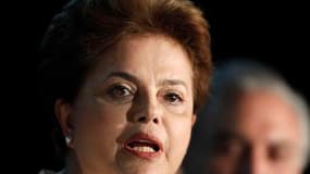 Dilma Rousseff est arrivée largement en tête au premier tour de l'élection présidentielle de dimanche au Brésil (46,9% des voix), mais devra passer par un second tour pour devenir la première femme à diriger le pays. /Photo prise le 3 octobre 2010/REUTERS