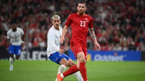 Pierre-Emile Höjbjerg  (en rouge) lors du match Danemark-France en Ligue des nations en septembre 2022