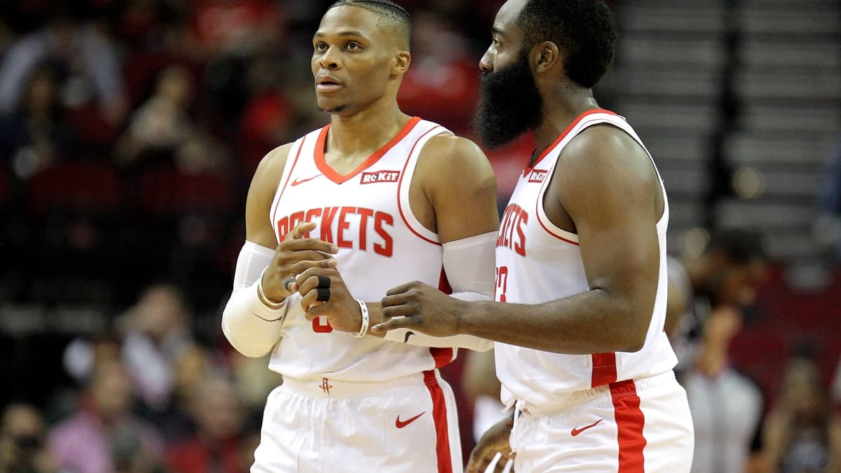 Russell Westbrook (à gauche) et James Harden sous le maillot des Houston Rockets Russell Westbrook (à gauche) et James Harden sous le maillot des Houston Rockets