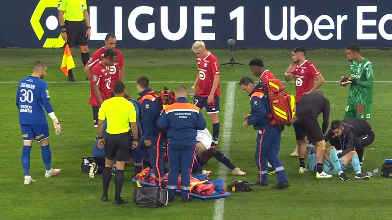 Les secours autour de Samuel Umtiti lors de Lille-Reims