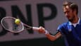 Daniil Medvedev renvoie la balle au Serbe Miomir Kecmanovic pendant leur match de simple messieurs lors de la septième journée du tournoi de tennis Roland-Garros Open sur le court Suzanne-Lenglen à Paris le 28 mai 2022.
