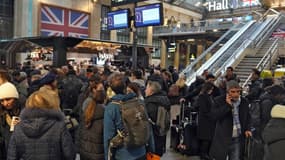 Des passagers sous la plateforme de l'Eurostar à Gare du Nord, à Paris, le 21 décembre 2023, lors d'une grève des salariés d'Eurotunnel 