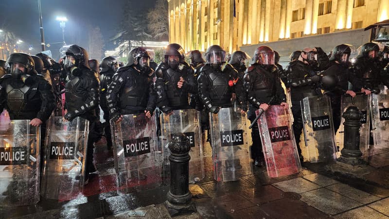 Des policiers géorgiens devant le Parlement à Tbilissi (Géorgie), le 9 mars 2023.