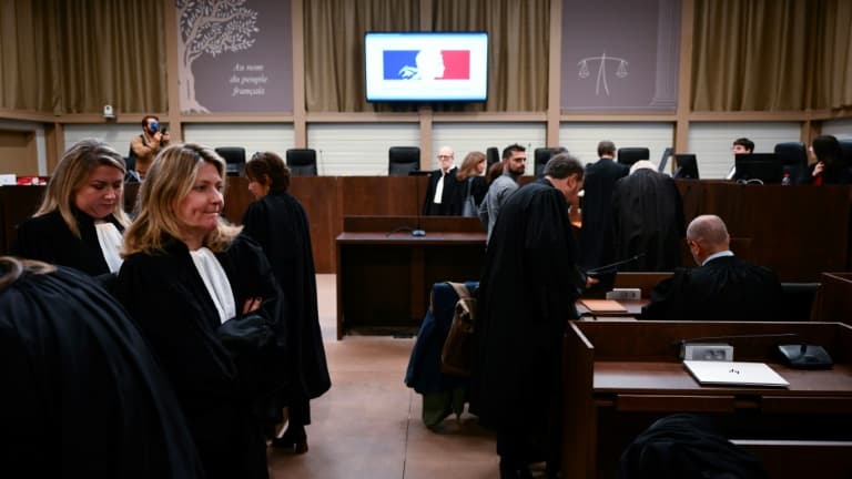 Des avocats attendent le début du procès des effondrements de la rue d'Aubagne à Marseille, le 7 novembre 2024