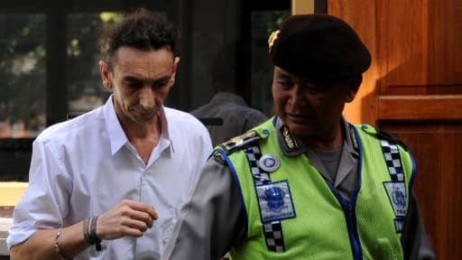 Vincent Roger Petrone escorté par la police après son procès à Bali, le 15 juillet 2013.
