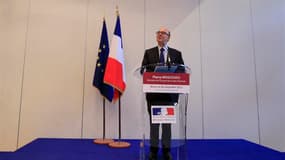 Conférence de presse à Paris du ministre de l'Economie Pierre Moscovici au lendemain de l'abaissement de la note de la France par Moody's. Selon des économistes, cette dégradation prive le gouvernement de marge de manoeuvre dans sa politique de redresseme