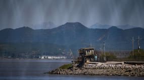 Un poste de garde sud-coréen est vu derrière une clôture de la zone démilitarisée (DMZ) séparant la Corée du Nord et la Corée du Sud, sur l’île sud-coréenne de Ganghwa. Octobre 2020. (Photo d'illustration)