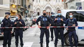 Des policiers devant la basilique Notre-Dame de Nice