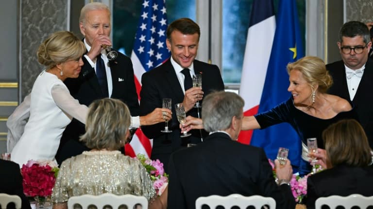 Le président Emmanuel Macron et son épouse Brigitte portent un toast avec le président américain Joe Biden et son épouse Jill, le 9 juin 2024 à l'Elysée avant un dîner d'Etat