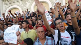 Des Tunisiens manifestent pour réclamer le départ d'Ennahda, mercredi 23 octobre, à Tunis.