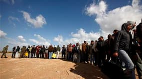 Des travailleurs égyptiens font la queue à la frontière de la Tunisie et de la Libye pour monter dans un autocar et fuir les violences à Zouara, qui serait tombée aux mains de l'opposition au régime de Mouammar Kadhafi. Plusieurs villes de l'ouest du pays