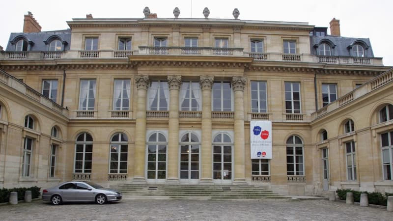 Le ministère du Travail, rue de Grenelle à Paris. 