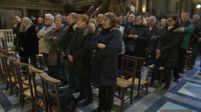Comme chaque 9 du mois depuis la mort de Johnny, ces fans se recueillent à la Madeleine à Paris