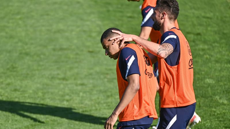 Equipe de France: après les tensions, l'accolade entre Giroud et Mbappé lors de l'entraînement