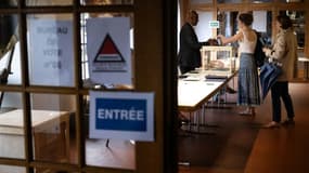 Une électrice vote au 1er tour des législatives à Wissembourg, le 30 juin 2024 dans le Bas-Rhin