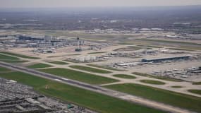 Une photographie aérienne prise le 21 mars 2025 montre des avions stationnés sur le tarmac de l'aéroport d'Heathrow, à la suite de sa fermeture après qu'un incendie ait éclaté dans une sous-station fournissant l'électricité à l'aéroport, à Hayes, dans l'ouest de Londres.