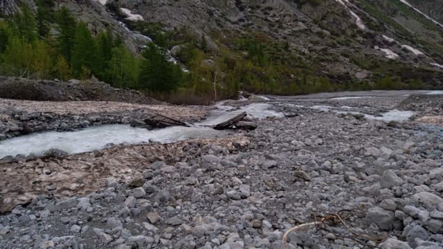 Une passerelle a cédé à Vallouise-Pelvoux, submergée par le torrent du Glacier noir, dimanche 9 juin 2024.