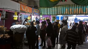 Des gens font la queue pour acheter du pain sur un marché de La Paz, en Bolivie, le 31 juillet 2025.