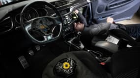 Retrait par un professionnel d'un airbag Takata, dans un garage de Mulhouse, le 19 février 2025 dans le Haut-Rhin