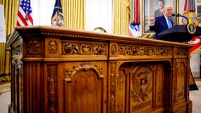 Le président américain Donald Trump s'exprime à côté du Resolute Desk lors d'une cérémonie de prestation de serment dans le bureau ovale de la Maison Blanche, le 28 mars 2025 à Washington, DC.