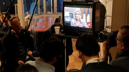 Des partisans du Front national, réunis au siège du parti, devant une intervention télévisée de Marine Le Pen. La présidente du FN estime que sa formation avait réalisé des "montées exceptionnelles" entre les deux tours des cantonales et y voit un "vote d
