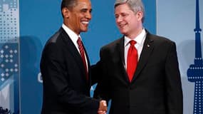 Le Premier ministre Stephen Harper accueille le président américain Barack Obama au sommet du G20, à Toronto. Au menu des discussions, les politiques de consolidation de la croissance et la régulation bancaire et financière. /Photo prise le 26 juin 2010/R