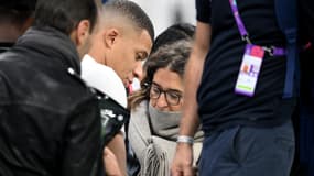 Kylian Mbappé rejoint par sa mère, Fayza Lamari, à la fin du match France-Angleterre, en quart de finale de Coupe du Monde au Qatar, le 10 décembre 2022