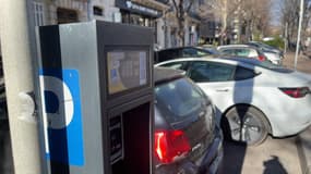 Des voitures stationnées dans une rue de Marseille le 23 janvier 2024.