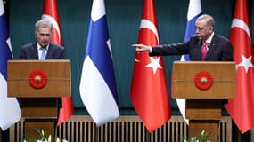 Le président turc Recep Tayyip Erdogan (à droite) montre du doigt le président finlandais Sauli Niinisto (à gauche) lors d'une conférence de presse conjointe organisée après leur rencontre au complexe présidentiel d'Ankara, le 17 mars 2023.