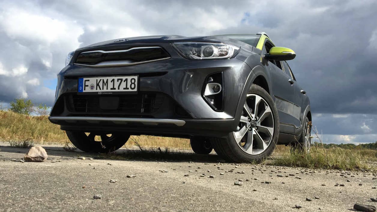 Long de 4,14 mètres, le Stonic fait plutôt partie des petits SUV de segment B. Point positif : son empattement de 2,58 mètres. Point moins positif: des petits détails de finition un peu flottants, comme ce radiateur qui se laisse entrevoir à travers la calandre... Long de 4,14 mètres, le Stonic fait plutôt partie des petits SUV de segment B. Point positif : son empattement de 2,58 mètres. Point moins positif: des petits détails de finition un peu flottants, comme ce radiateur qui se laisse entrevoir à travers la calandre...