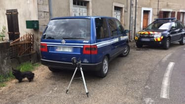 Un monospace aux couleurs de la gendarmerie et équipé d'un faux radar