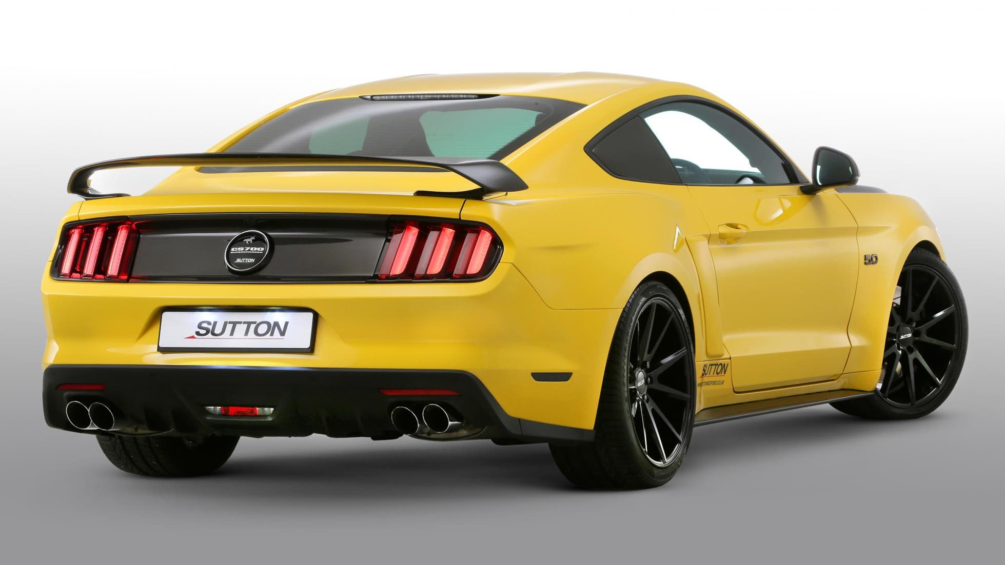 Sutton propose aussi un bon nombre d'ajouts en fibre de carbone: ailerons, panneaux de carrosserie... Sutton propose aussi un bon nombre d'ajouts en fibre de carbone: ailerons, panneaux de carrosserie...