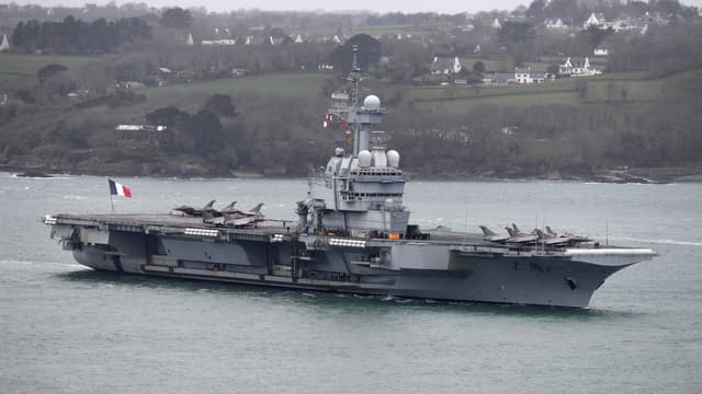 Le porte-avions Charles de Gaulle dans le port de Brest (Finistère), le 13 mars 2020.
