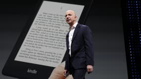 Jeff Bezos, PDG d'Amazon devant un modèle de Kindle, la liseuse de l'entreprise américaine. 