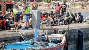 Des migrants à Arona, au sud de Tenerife, l'une des îles Canaries, le 4 juillet 2023. PHOTO  D'ILLUSTRATION