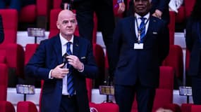 Gianni Infantino avec son téléphone lors d'un match de Coupe du monde, une image que les réalisateurs avait interdiction de diffuser 