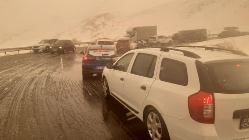 La neige rend la circulation difficile au col du Lautaret ce samedi 30 mars.