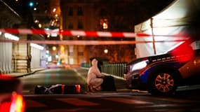 Un membre de la police scientifique sur les lieux d'une attaque meurtrière au couteau et au marteau, le 2 décembre à Paris 