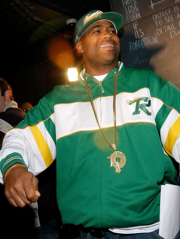 Damon Dash, co-fondateur de Roc-A-Fella Records en février 2004, à New York, portant la chaîne mythique de son label.