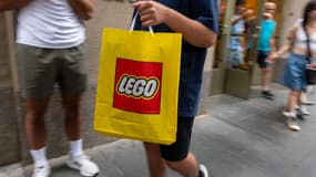 Des personnes quittent un magasin Lego à Manhattan à New York le 29 août 2024. Le PDG de Lego a déclaré à l'AFP que les menaces de tarifs douaniers du président américain Donald Trump ne l'empêchaient pas de "dormir la nuit" alors que le plus grand fabricant de jouets au monde a publié le 11 mars 2025 des bénéfices records pour 2024.