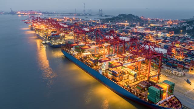 Le port de Shanghai Yangshan à crépuscule