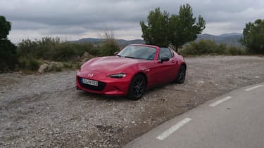 Pour la première fois, la MX-5 adopte une architecture "Targa" avec l'arrière du toit qui reste visible en version cabriolet