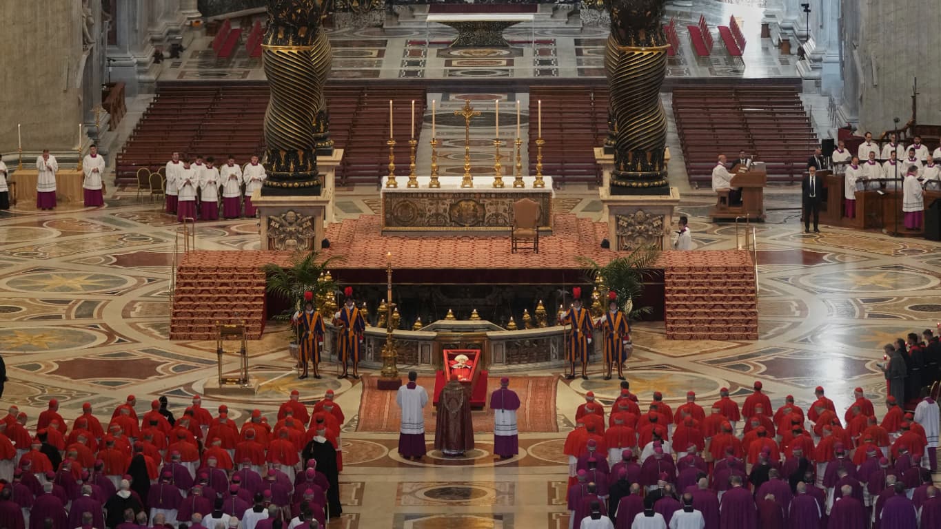 Le corps du pape François repose à l'intérieur de la basilique Saint-Pierre où il reposera pendant trois jours, au Vatican, le 23 avril 2025. Le corps du pape François repose à l'intérieur de la basilique Saint-Pierre où il reposera pendant trois jours, au Vatican, le 23 avril 2025.